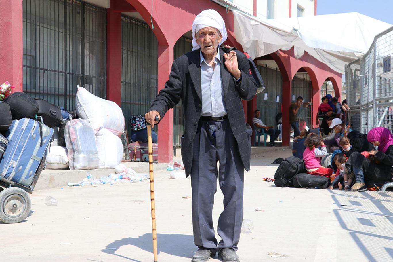 Halepli yaşlı adam ülkesine dönmenin buruk sevincini yaşadı Halepli yaşlı adam ülkesine dönmenin buruk sevincini yaşadı